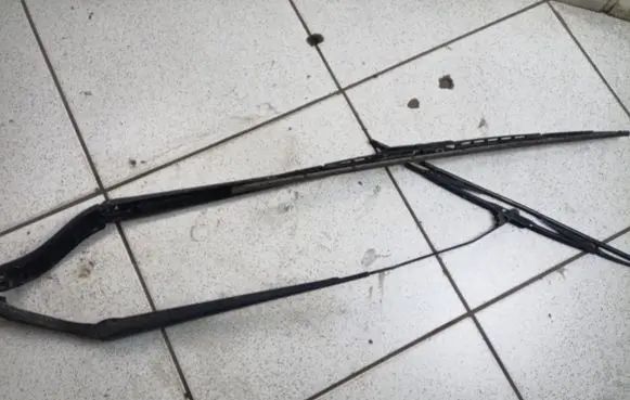 Front wiper blade arm