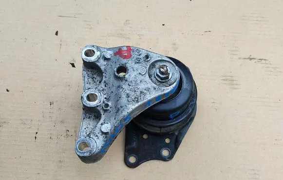 Engine mounting bracket