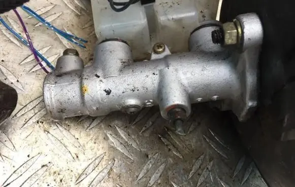 Mazda 323 F Master brake cylinder