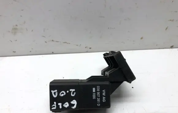 Volkswagen Golf V Glow plug pre-heat relay 038907281D 070322
