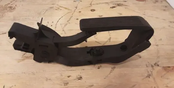 Mercedes-Benz E W211 Accelerator throttle pedal A2113000904 6066