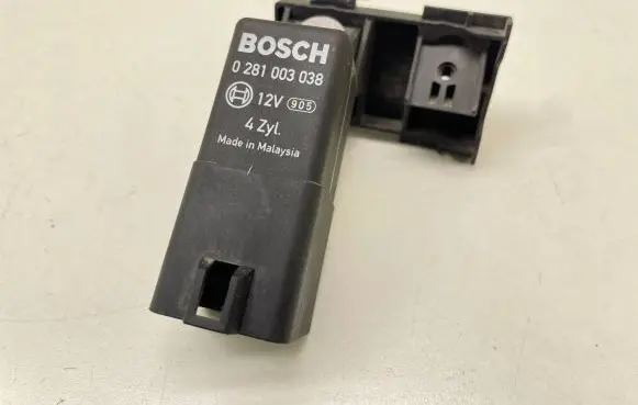 Volkswagen Golf VI Glow plug pre-heat relay 0281003038