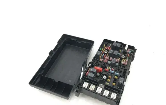 Jeep Cherokee Fuse module P68351952AC 63565509