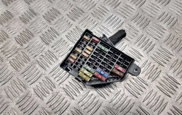Volkswagen PASSAT B6 Fuse module 3C0880204C