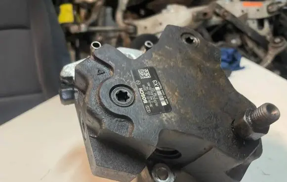 BMW X5 E70 Fuel injection high pressure pump 7798333 0445010146 332026