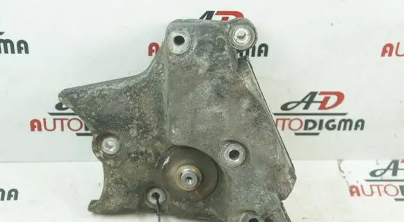 Opel Zafira C Engine mounting bracket 55568812