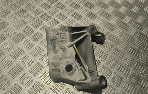 Volvo XC90 Engine mounting bracket 31430470
