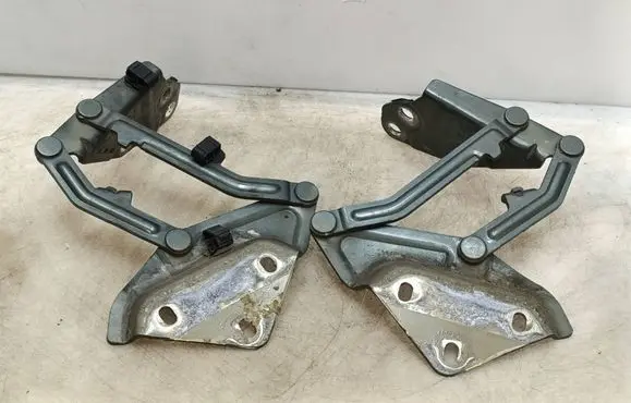 Volkswagen Touareg I Engine bonnet/hood hinges 7L6823301 7L6823302
