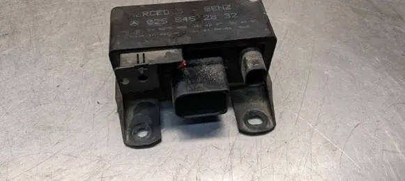 Mercedes-Benz C W203 Glow plug pre-heat relay 0255452832