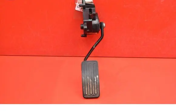Accelerator throttle pedal
