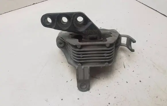 Chevrolet Cruze Engine mount bracket V061860101