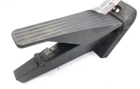 Accelerator throttle pedal