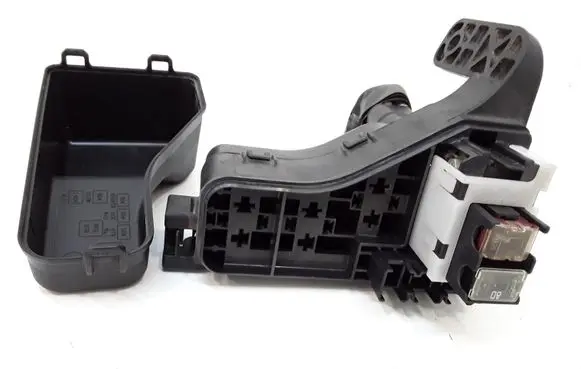 Toyota Corolla Verso AR10 Relay mounting block 