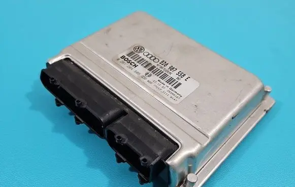 Volkswagen PASSAT B5.5 Engine control unit/module ECU 8D0907558E IMPRK1390345