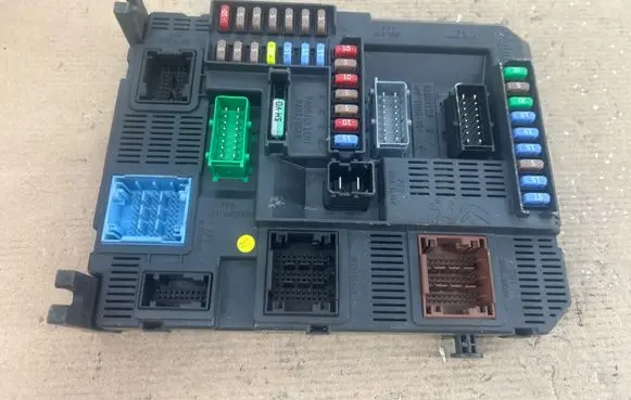 Citroen C4 II Picasso Fuse module 9804067480 20131113 E1095295