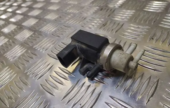 Volkswagen PASSAT B5.5 Vacuum valve 