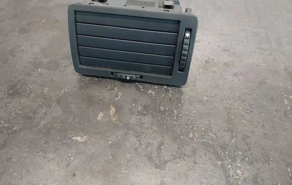 Skoda Octavia Mk1 (1U) Dash center air vent grill 1U1819701