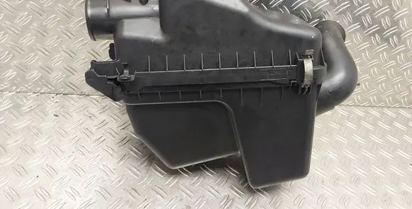 Toyota RAV 4 (XA20) Air filter box 2202027060