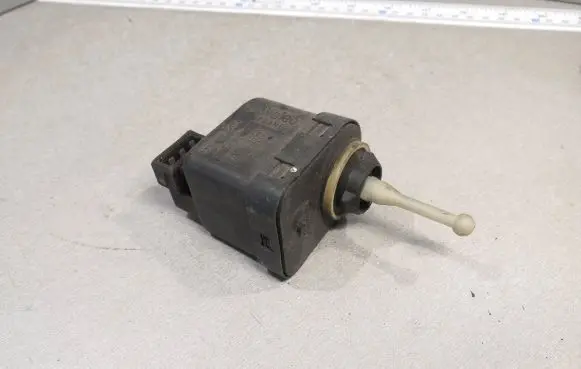 Headlight level adjustment motor