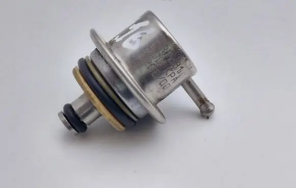 Volkswagen Golf IV Fuel pressure regulator 036133035A
