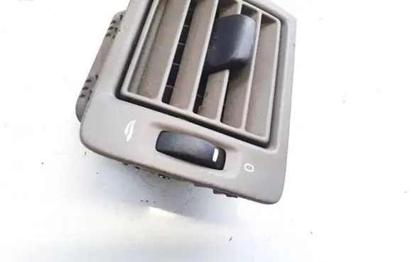 Volvo V50 Dash center air vent grill y01128