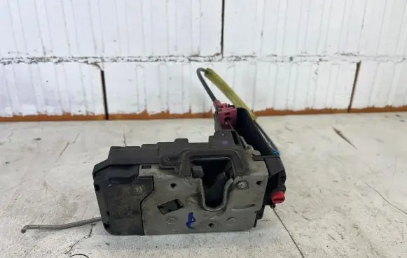 Opel Zafira B Rear door lock 13210738