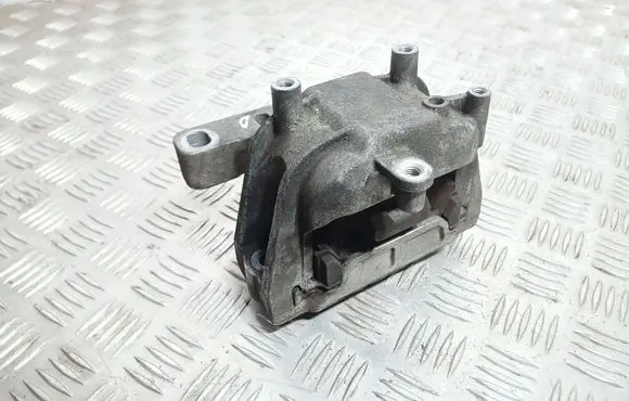 Volkswagen PASSAT B7 Engine mount bracket