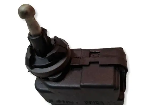 Volkswagen Polo IV 9N3 Headlight level adjustment motor 13129840