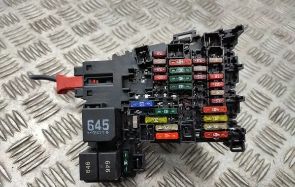 Volkswagen Golf Sportsvan Fuse module