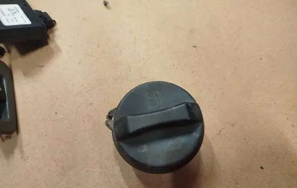 Suzuki Forenza Fuel tank filler cap 