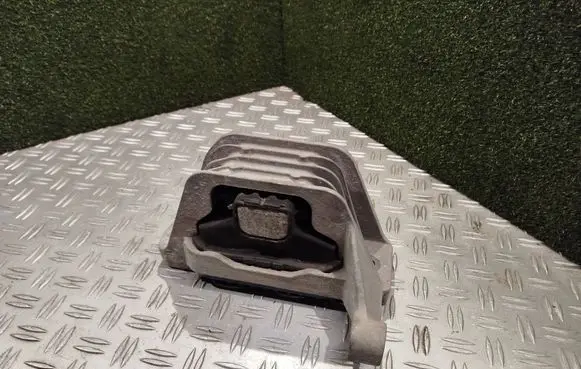 Engine mount bracket