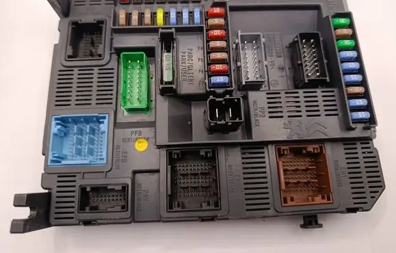 Peugeot 208 I Fuse module 9678355980 E1090488 20130127