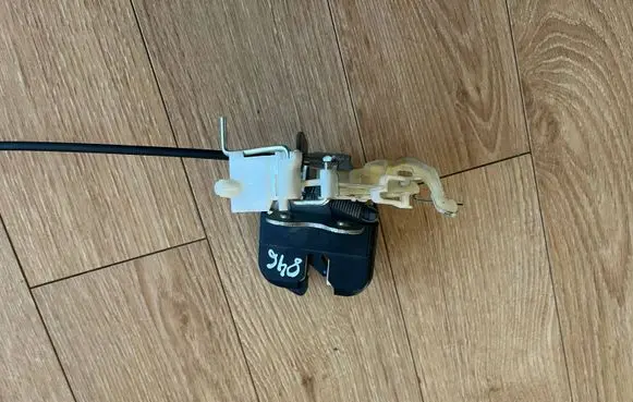 Mercedes-Benz CLK A209 C209 Seat back rest lock catch a2039200372