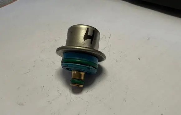 Volkswagen Fox Fuel pressure regulator 373133035A