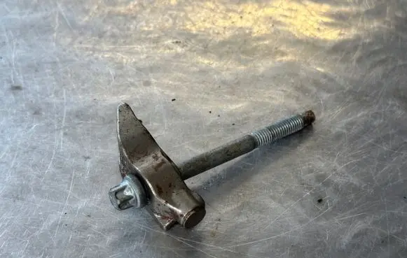 Peugeot 5008 II Fuel Injector clamp holder 9811760780