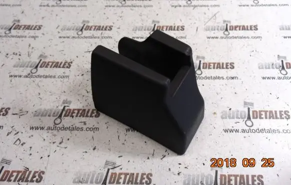 Toyota Verso Front driver seat rail trim 721570F030