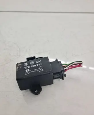 Volkswagen PASSAT B6 Seat heating relay 1Z0959772