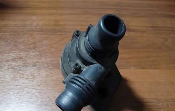 BMW X5 E53 Engine coolant pipe/hose 6904496