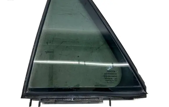 Toyota Avensis T270 Rear vent window glass OYT25778 68189-05070