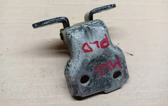 Suzuki Swift I Front door lower hinge 