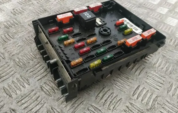 Volkswagen PASSAT B7 Fuse box set 3C0937125A