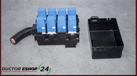 Nissan Juke I F15 Fuse module 243821KN0A