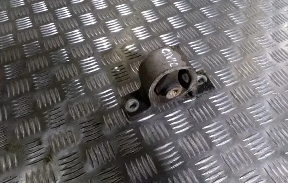 Honda Civic Engine mount bracket