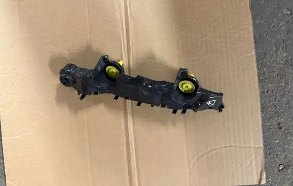 Front bumper mounting bracket