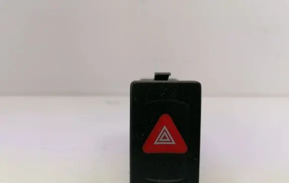 Volkswagen PASSAT B5 Hazard light switch