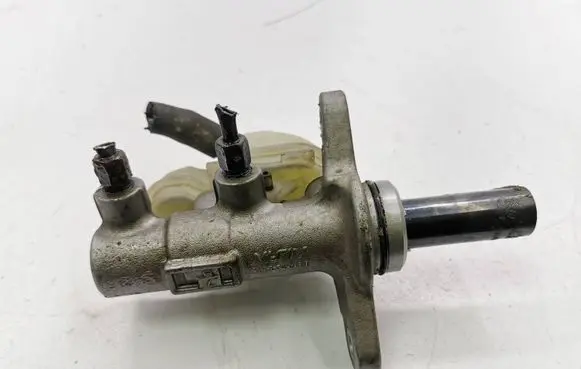 Master brake cylinder