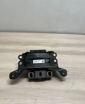 Engine mount bracket