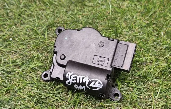 Volkswagen Jetta VI Air flap motor/actuator 5Q0907511H