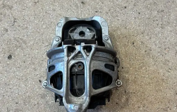 Audi Q7 4M Engine mount bracket 4M0199372FF