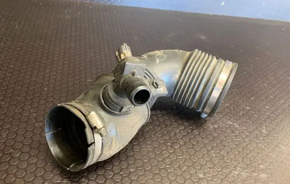 Opel Insignia A Turbo air intake inlet pipe/hose 329788454 55561787